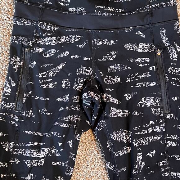 Lululemon Inspire Tight II Graf Black White.  Size 4 - Picture 6 of 6